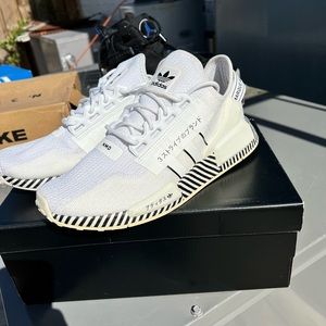 adidas NMD_R1.v2 originals size 9